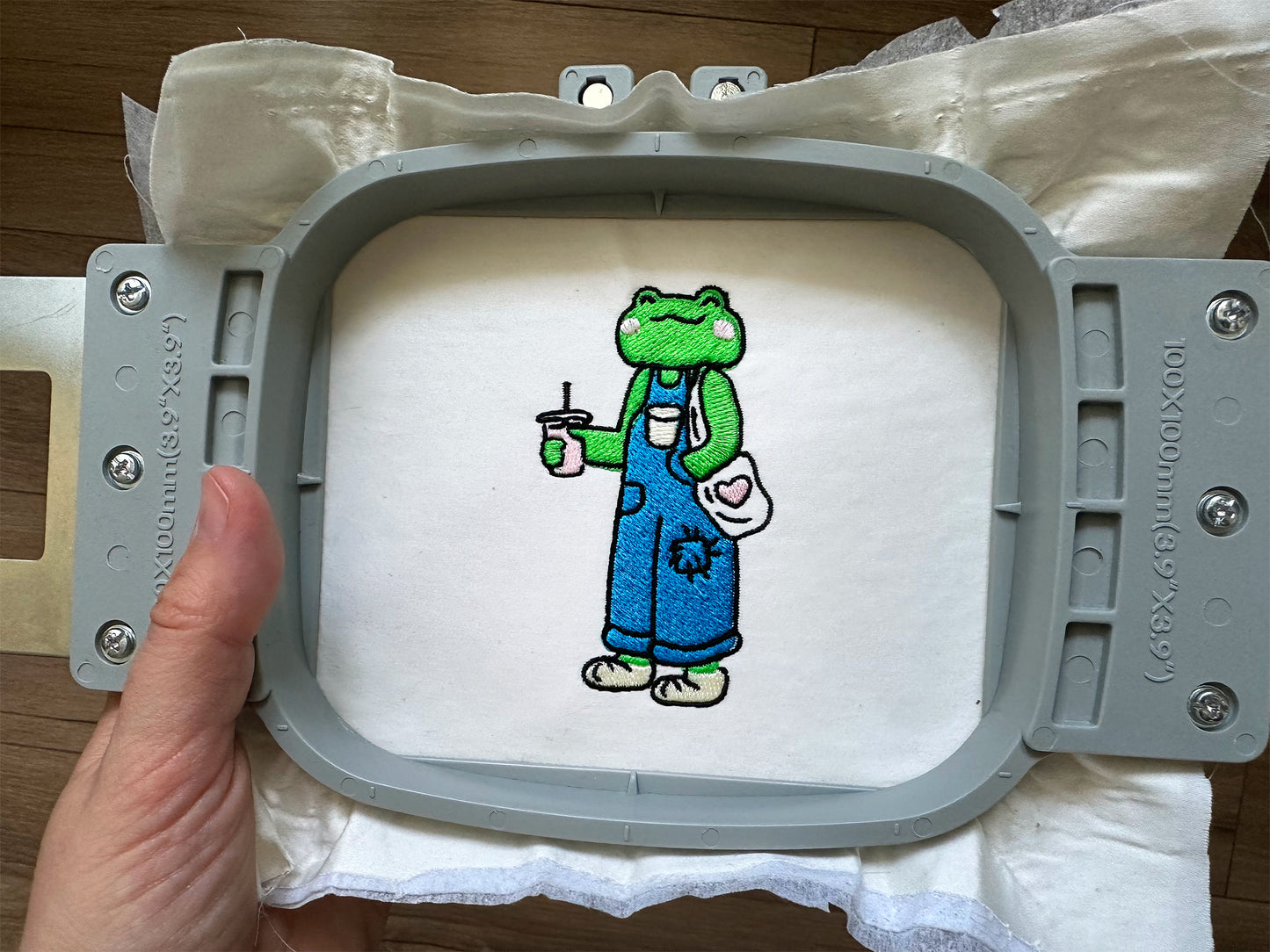 Funny frog with shopper machine embroidery design