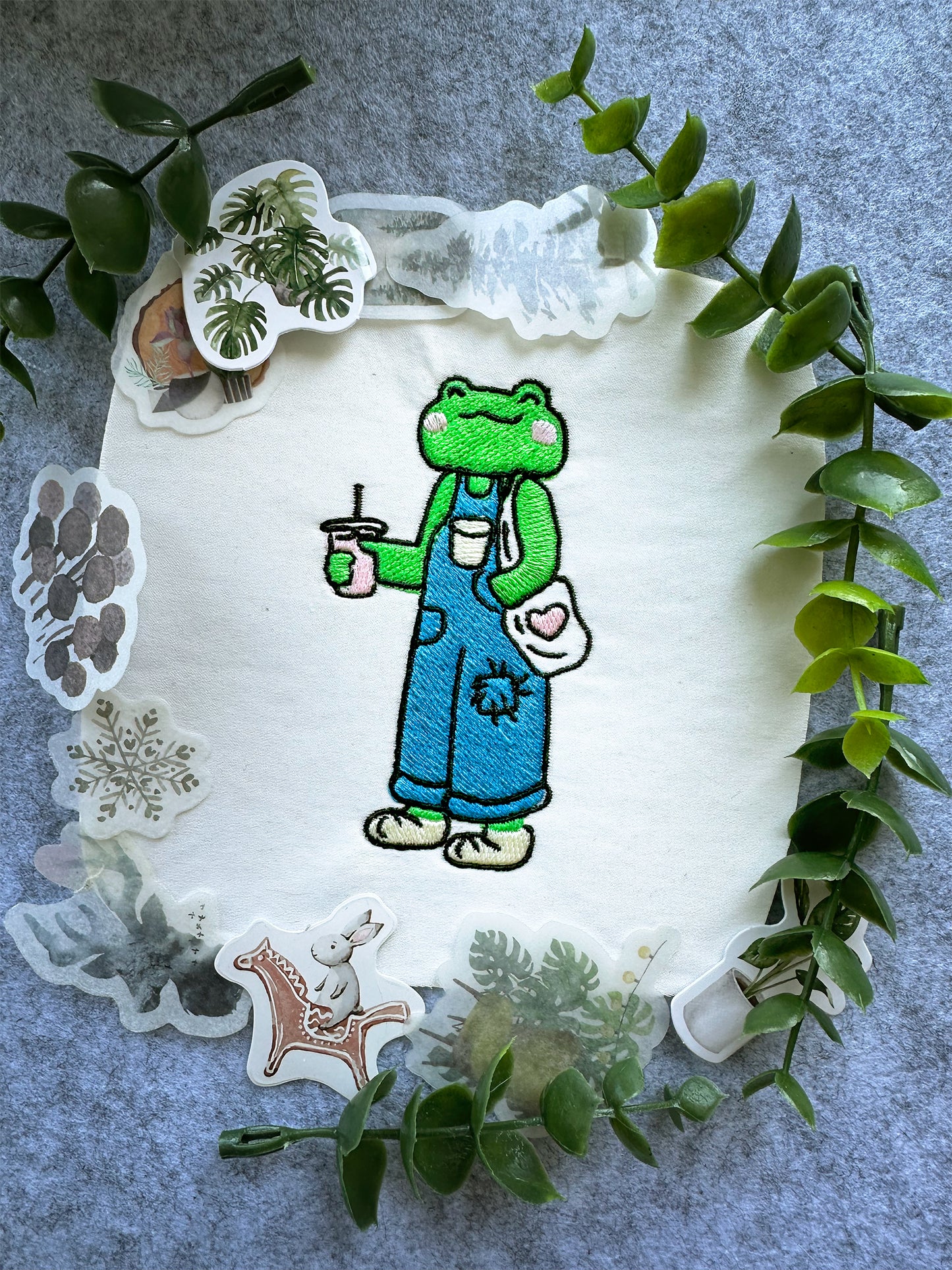 Funny frog with shopper machine embroidery design