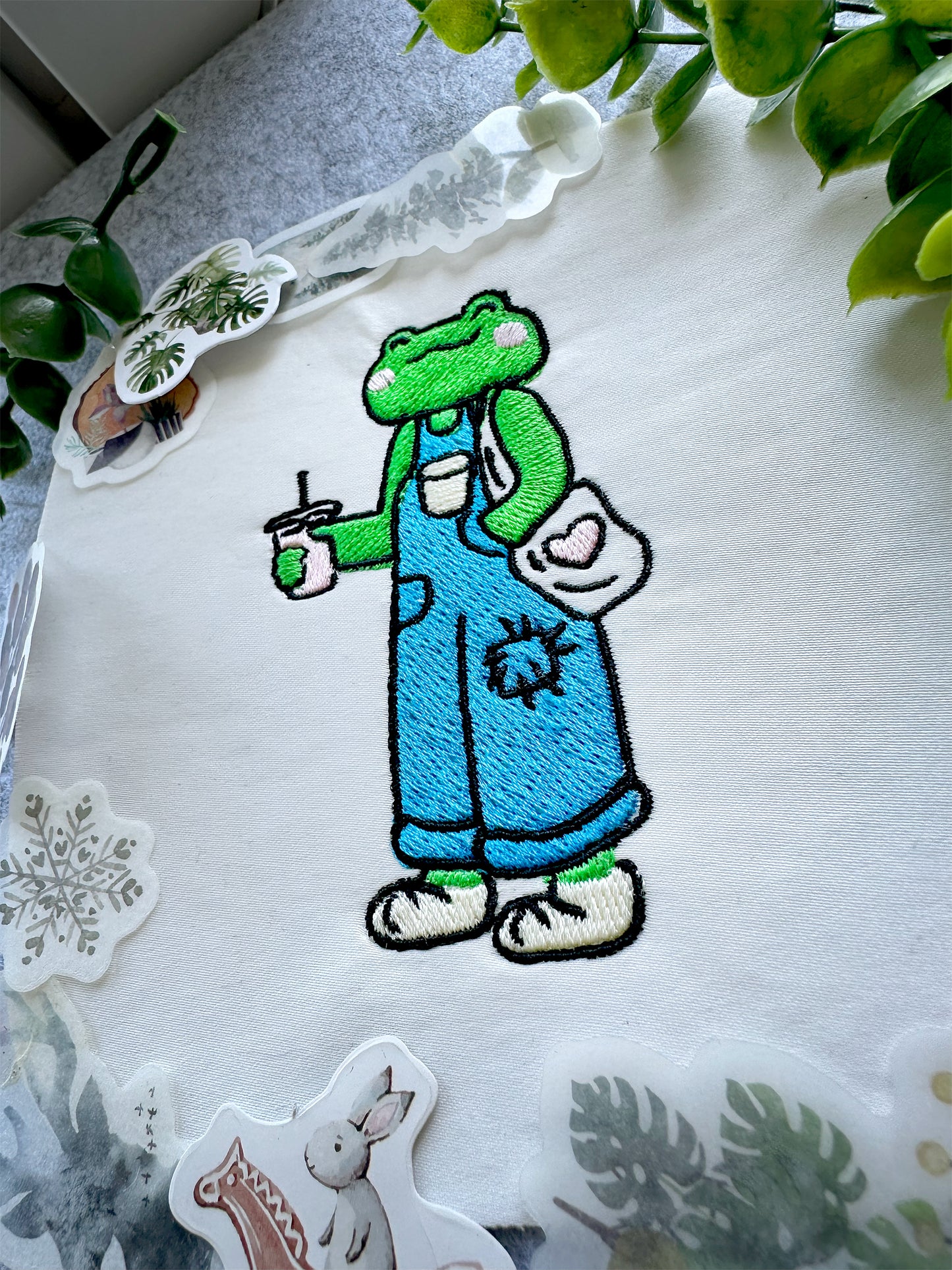 Funny frog with shopper machine embroidery design