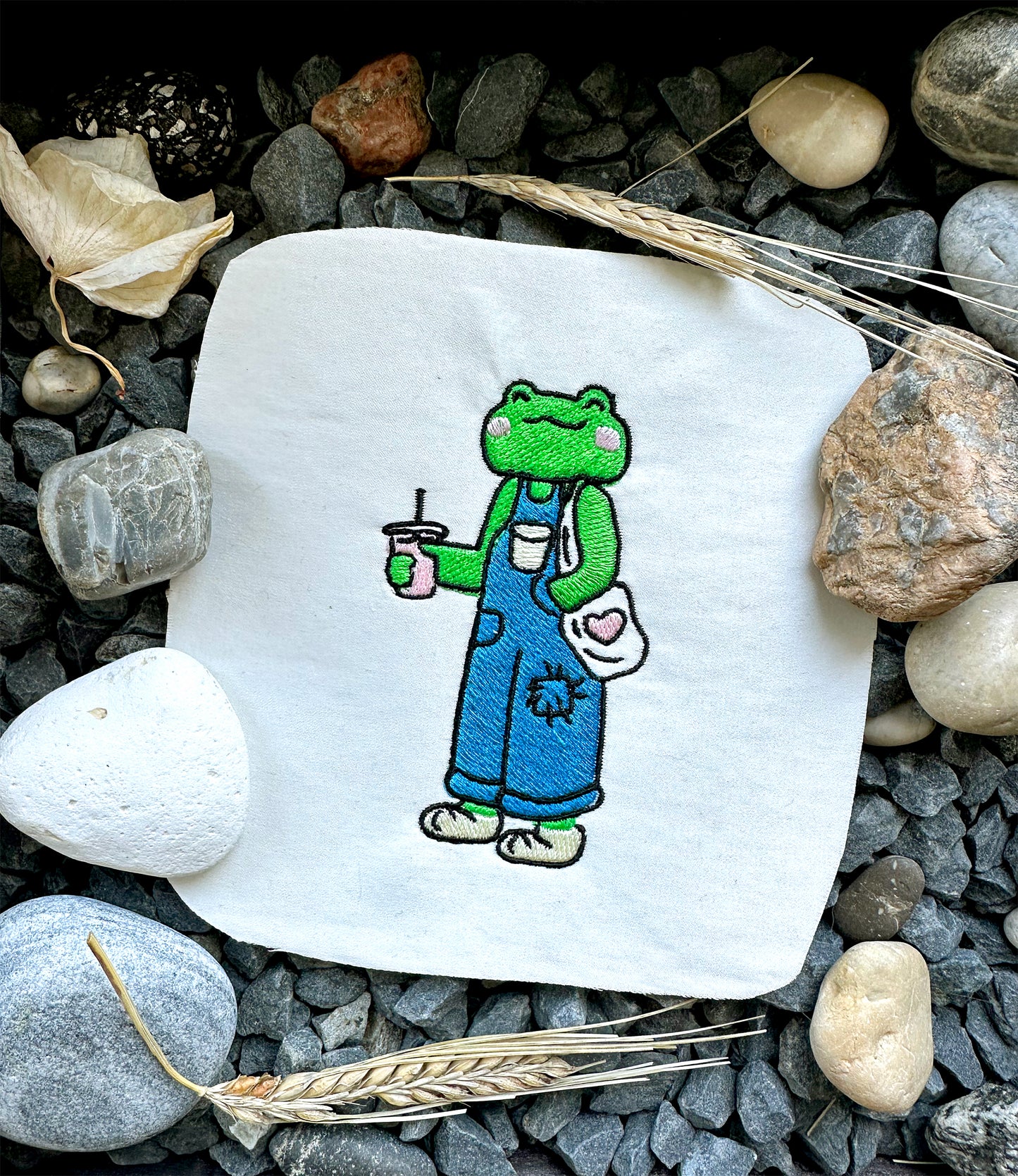 Funny frog with shopper machine embroidery design