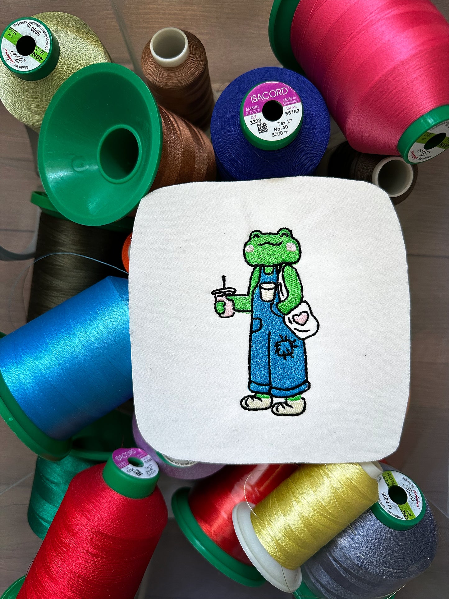 Funny frog with shopper machine embroidery design