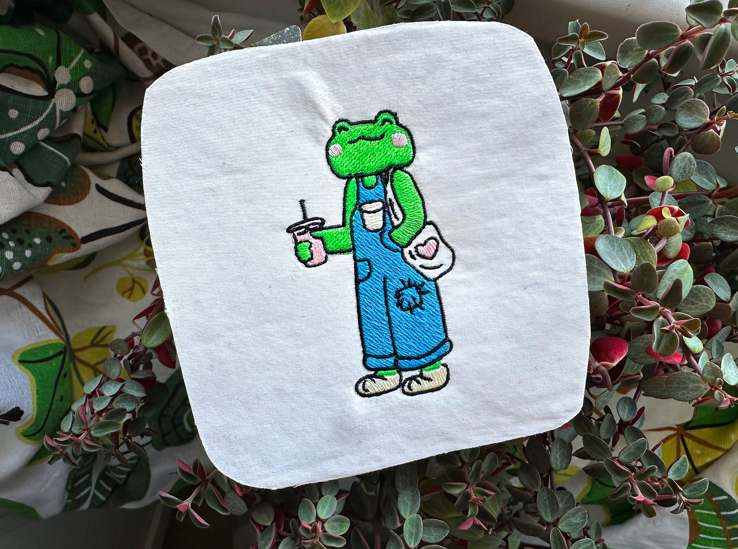 Funny frog with shopper machine embroidery design