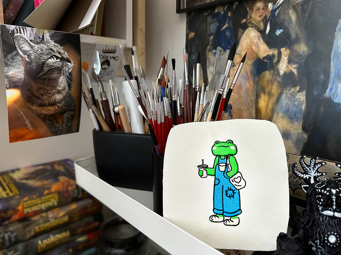 Funny frog with shopper machine embroidery design