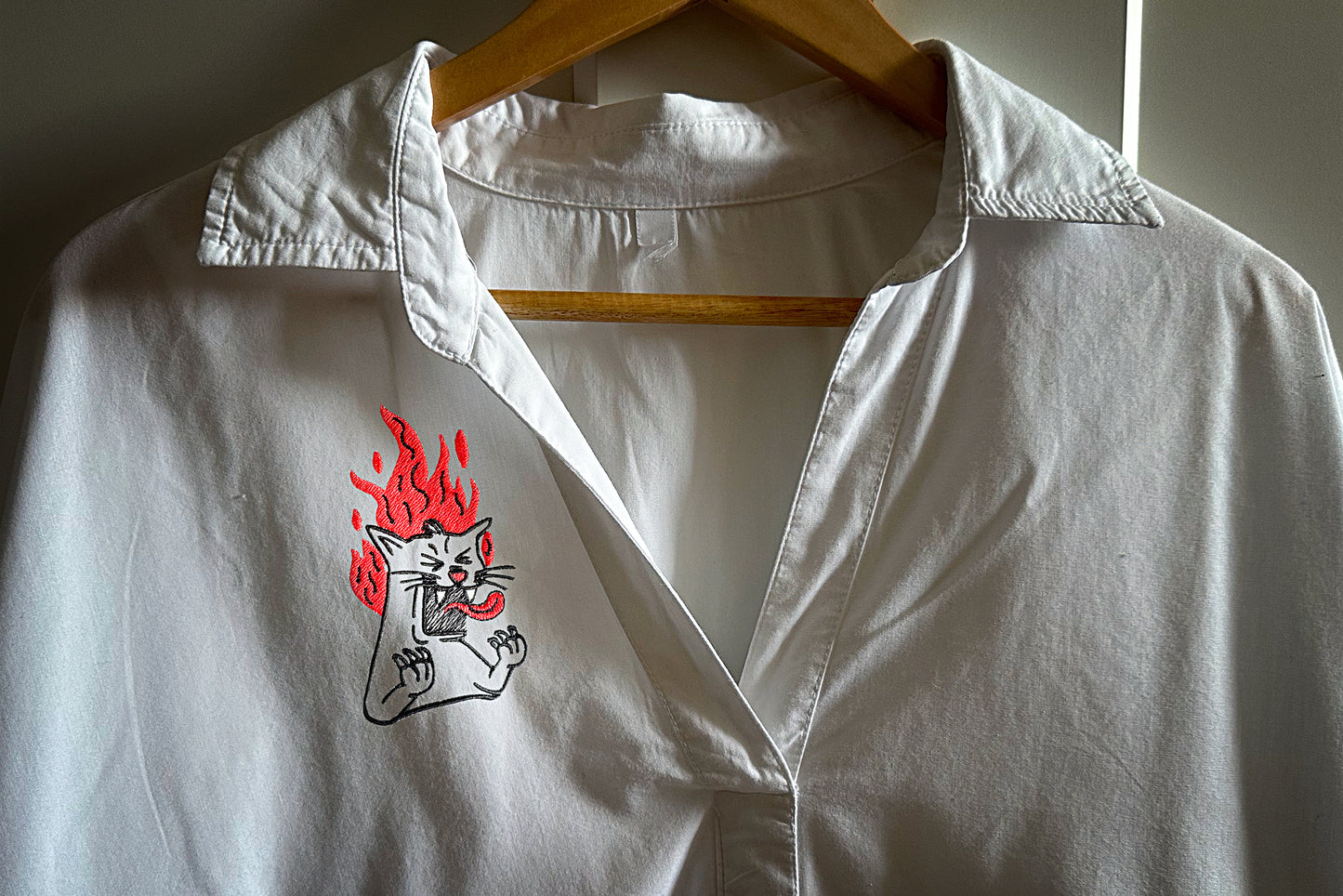 Screaming cat machine embroidery design, cat on fire