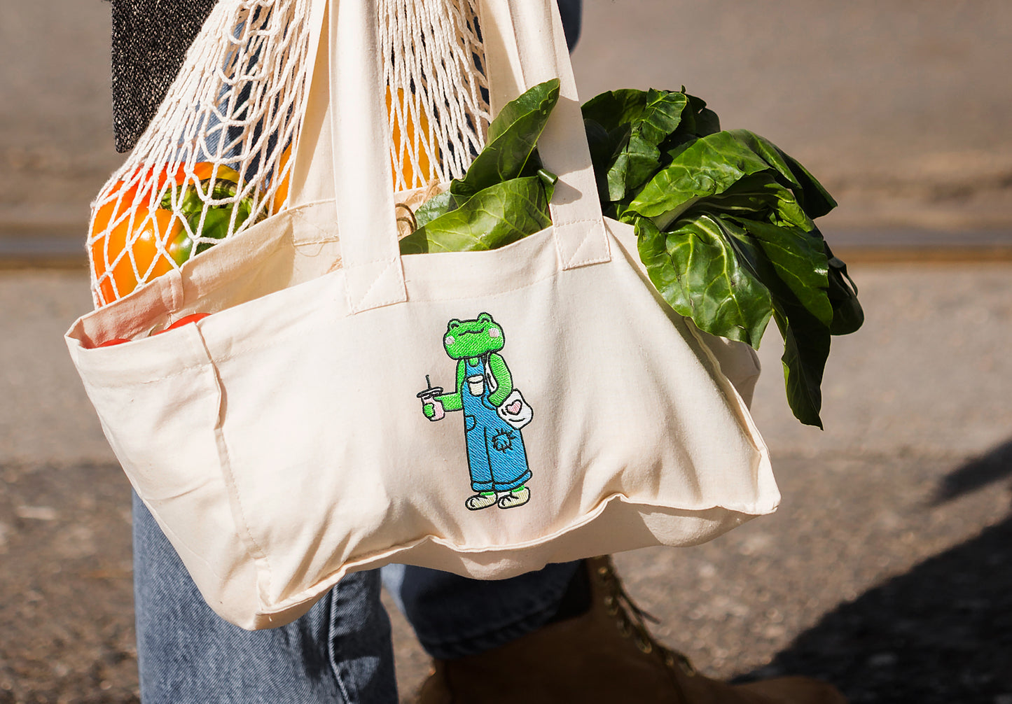 Funny frog with shopper machine embroidery design