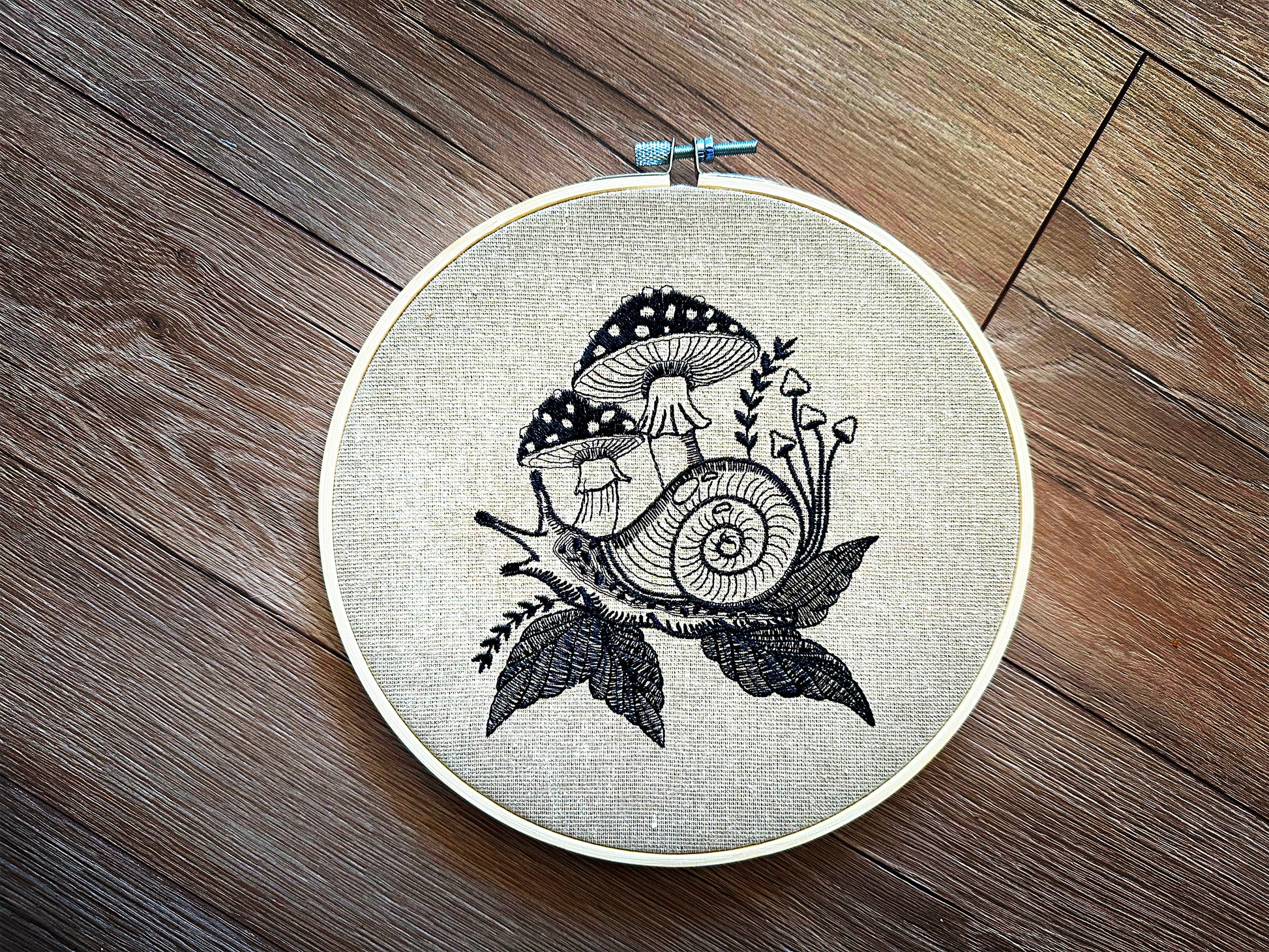 Detailed woodland snail design for machine embroidery enthusiasts