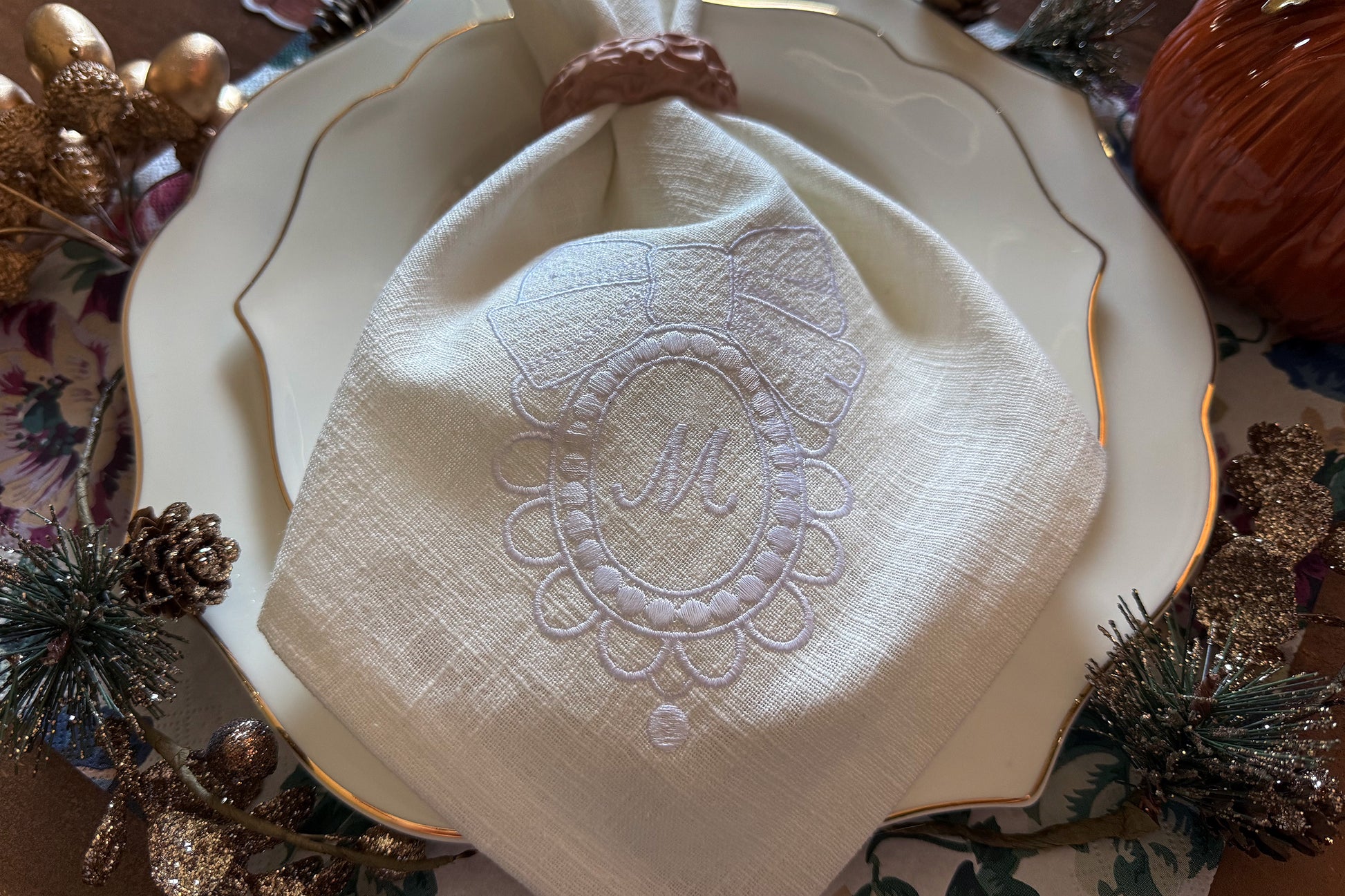 Decorative linen frame with bow – simple machine embroidery in hoop