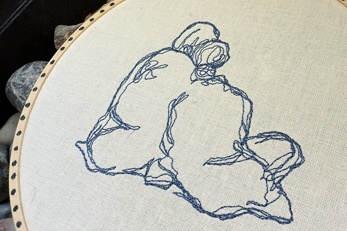 One Line Couple Machine Embroidery Design – Minimalist Romantic Outline Art | Modern Love Gift for Anniversary Decor