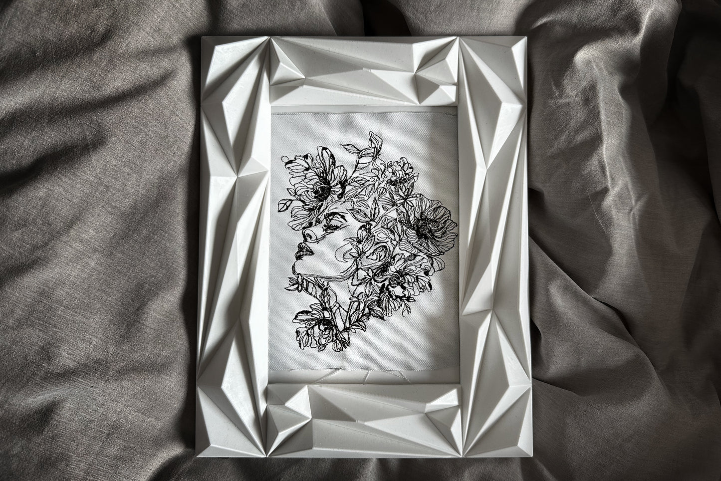 One line lady face machine embroidery