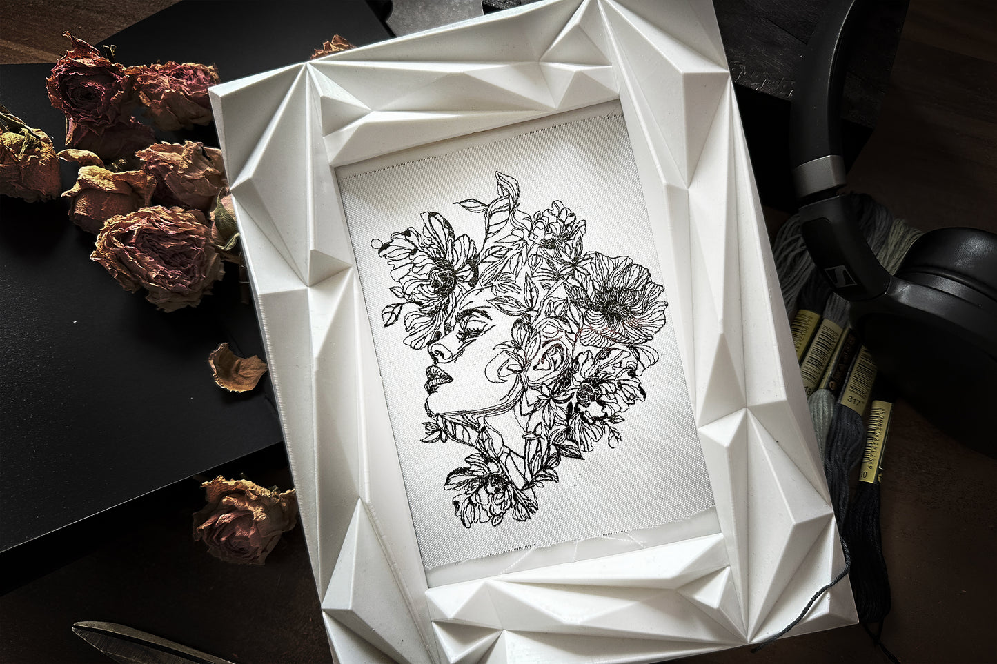 One line lady face machine embroidery