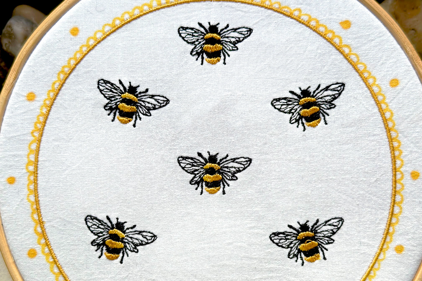 Design inspiration – multiple bees stitched from one file in different orientations